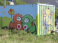 908266 Afbeelding van twee graffitifiguurtjes 'The Friendly Hero' van Mr. Kubus, op een container aan de Croeselaan ter ...